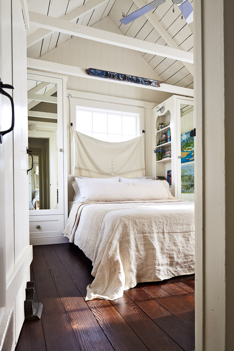 alec-hemer-photography-Dempster-beach-house-bedroom